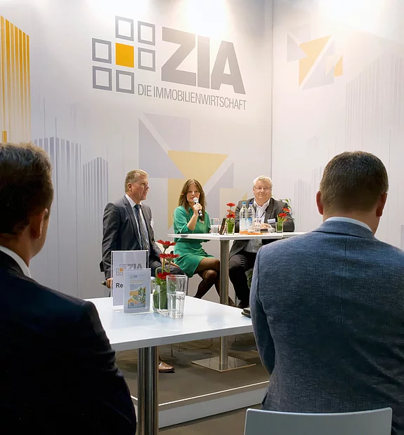 Maria Hill diskutiert auf der Expo Real 